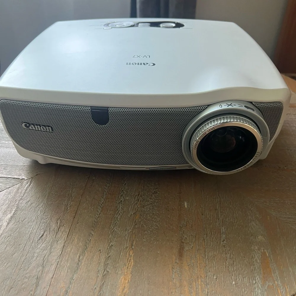 Canon LV-X7 XGA 1024x768 LCD Multi Media Projector 1500 Lumens